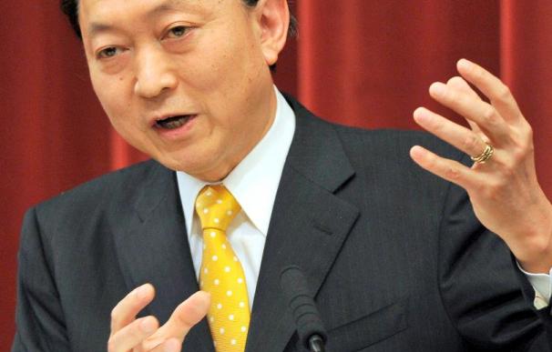 El primer ministro nipón no hará cambios pese a la caída de popularidad
