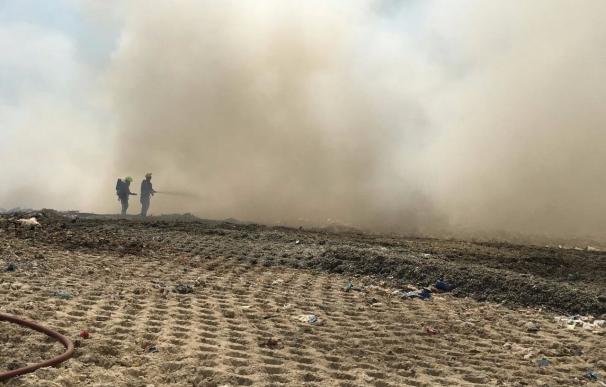Sofocado un fuego en una planta de residuos en Alicante que arrasa dos hectáreas