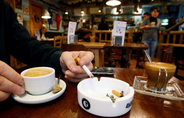 Prohibir fumar en bares y restaurantes no tendrá coste, según un estudio