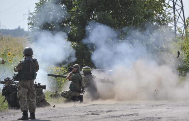 Fuerzas ucranianas cercan la rebelde Lugansk, donde ya no hay ni luz ni agua
