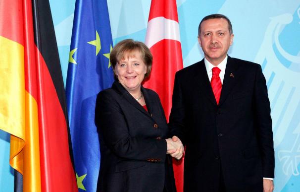 Merkel rechaza la iniciativa de Erdogan de crear colegios turcos en Alemania