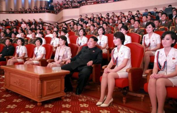 Kim Jong-un muy bien acompañado en el concierto de conmemoración del 70 aniversario de la fundación del Partido de los Trabajadores.