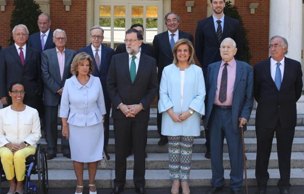 (Ampl.) Rajoy entrega la Medalla de Oro al Mérito en el Trabajo a Gasol y María Teresa Campos, entre otros