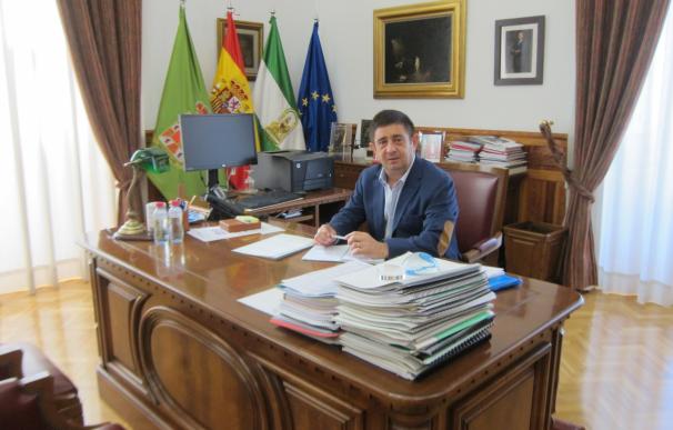 Reyes: "La dirección provincial del PP va en dirección contraria a la que van la mayor parte de sus alcaldes"