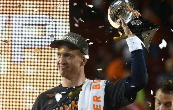 Peyton Manning levantó su segundo trofeo Vince Lombardi. / AFP