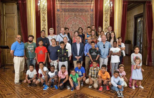 Barkos recibe a una veintena de menores saharauis acogidos este verano por familias navarras