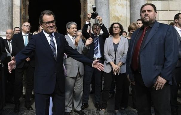 El president, Artur Mas, y el líder de ERC, Oriol Junqueras, tras la firma del Decreto del 9N.