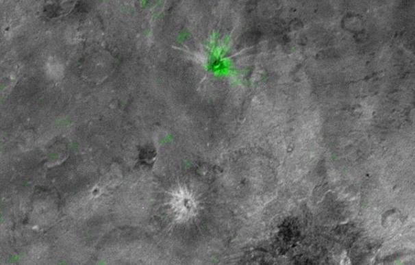 La cámara infrarroja de la sonda New Horizons ha revelado amoníaco en un cráter de Caronte, la luna de Plutón. (NASA)