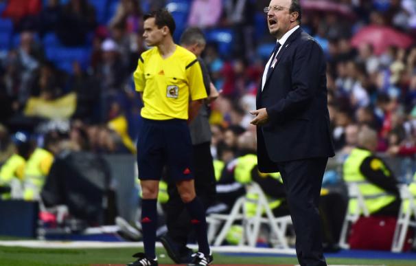 Real Madrid's coach Rafael Benitez shouts from the