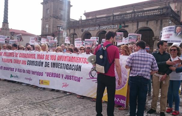 Víctimas marchan desde la estación de tren de Santiago para exigir "verdad y justicia" cuatro años después