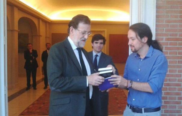 Iglesias, con Rajoy, en el momento de su llegada al Palacio de La Moncloa este viernes.