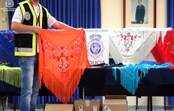 La Policía Nacional interviene 2.122 mantones falsos en Sevilla