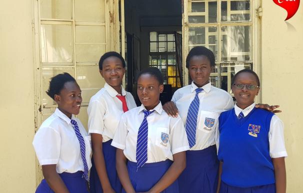 Adolescentes kenianas crean una app para terminar con la mutilación genital femenina