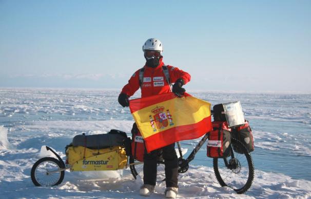 El aventurero español intentará cruzar en bicicleta el helado lago Baikal