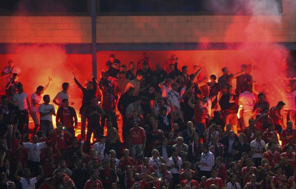 Aficionados del Benfica encendieron bengalas en el Vicente Calderón