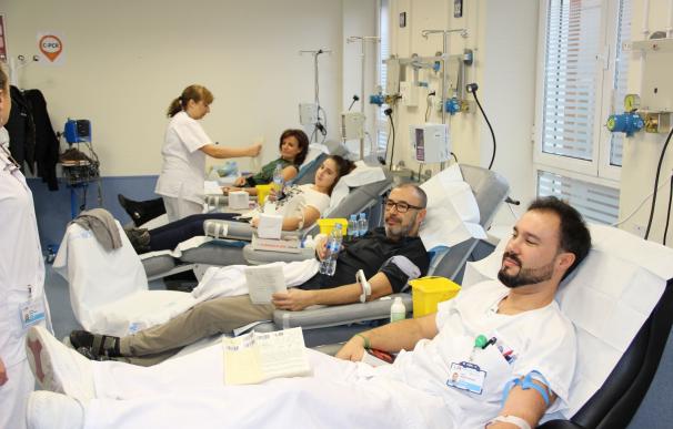Los hospitales necesitan 750 donaciones de sangre diaria durante el verano para mantener los niveles óptimos