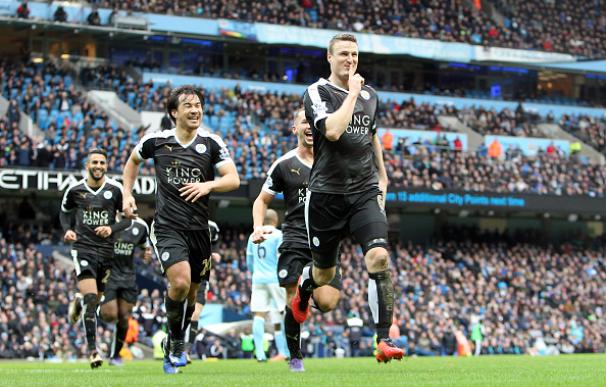 El Leicester sigue haciendo historia y sueña con la Premier League. / AFP