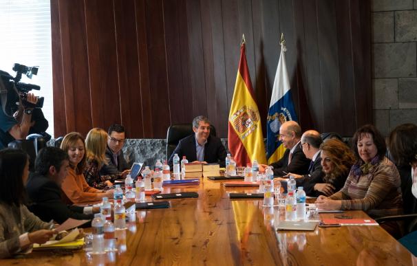 Dávila defiende el Gobierno en minoría de Canarias y asegura que continuará hasta final de legislatura