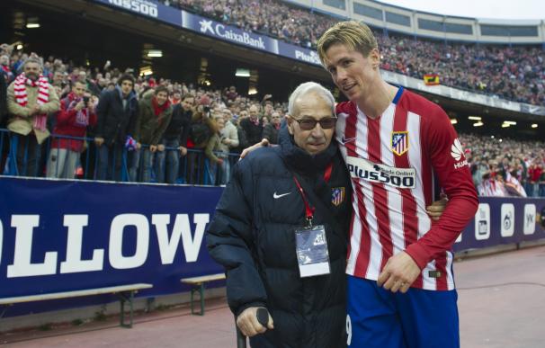 Atletico Madrid's forward Fernando Torres (R) walk