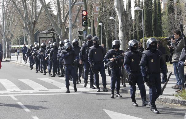 Así ven los antidisturbios de la Policía a las tribus urbanas: punkis, ocupas, antifascistas y skinheads