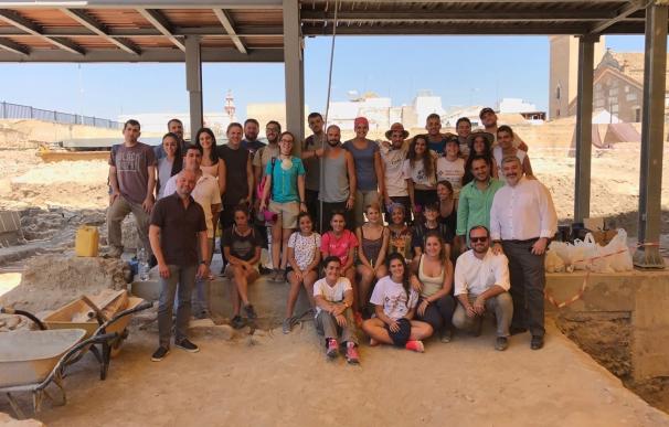 Jóvenes voluntarios colaboran en trabajos arqueológicos en el yacimiento Plaza de Armas del Alcázar de Écija