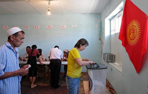Arranca con normalidad el referéndum para abolir el régimen presidencialista en Kirguizistán
