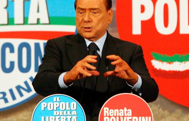 Berlusconi acusa a los magistrados y a la izquierda de querer influir en el voto