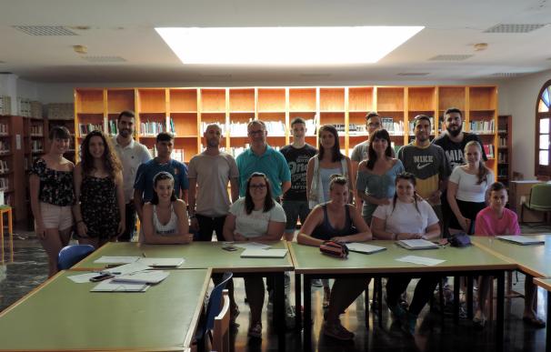 Una veintena de jóvenes de Alhama de Almería se forman con un curso de inglés para el ámbito comercial
