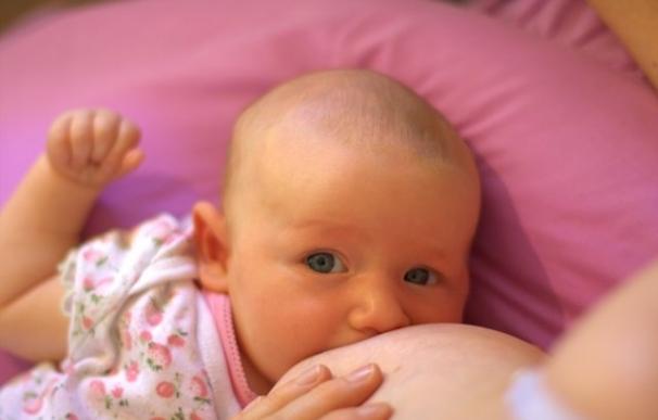 La producción de leche aumenta si se duerme cerca del bebé y se le da de mamar a demanda, según la OMS