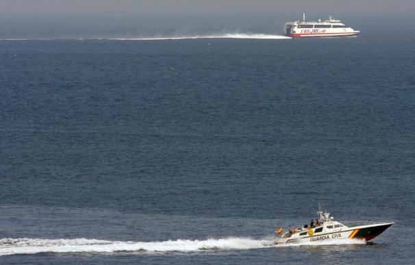 Rescatadas cuatro personas de una patera a la deriva en la costa de Cádiz