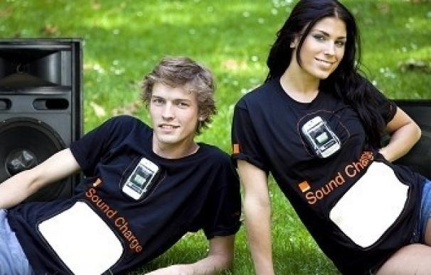 Orange crea una camiseta que recarga el móvil con vibración acústica