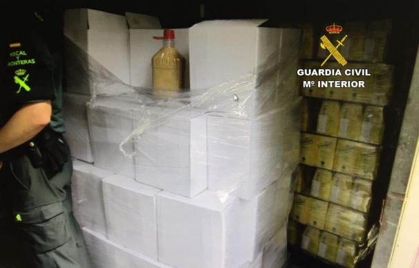 Incautados en una distribuidora de O Morrazo (Pontevedra) 600 litros de licor de orujo comercializados irregularmente