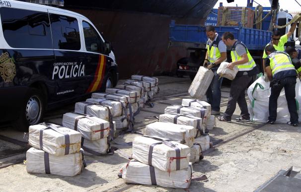 Interceptan un mercante con cocaína a 50 millas de Cádiz