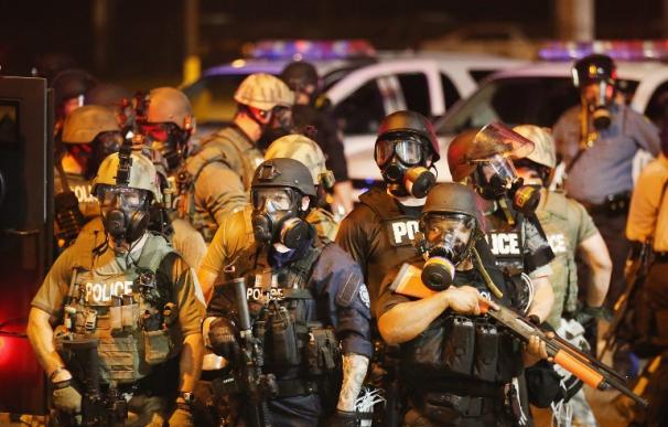 La policía de Ferguson, Missouri, durante la noche del domingo 17 de agosto