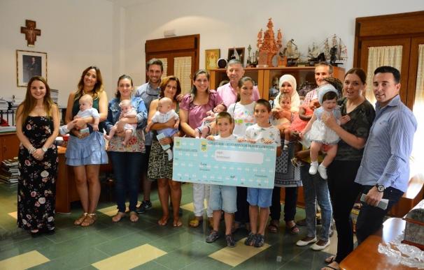 El Ayuntamiento de Palos entrega 17 'cheques bebé' y cuatro 'cheques bañera' por valor de 18.000 euros