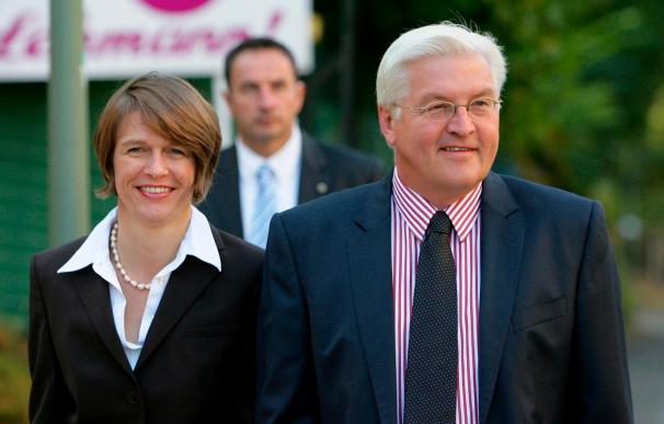 Trasplantan con éxito un riñón de Steinmeier a su esposa