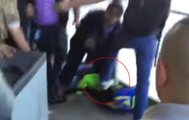 Momento en que un guardia de seguridad israelí tiene inmovilizado a una joven pisándole la cabeza