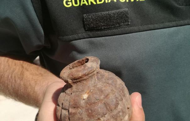 Un vecino de Bujalaro (Guadalajara) halla una granada de mano de la Guerra Civil mientras limpiaba su jardín