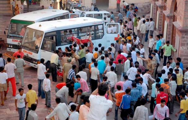 Al menos 48 muertos en una estampida de fieles en un centro religioso indio