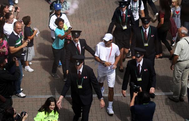 Rafa Nadal, escoltado antes de debutar en Wimbledon 2011