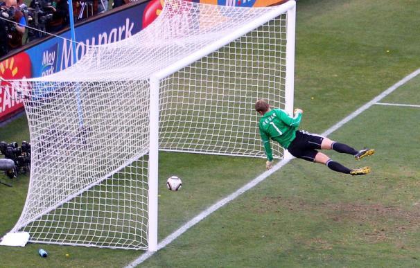 Neuer observa como el balón entra en su portería en el Alemania - Inglaterra