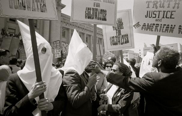 La polémica (y violenta) historia de Ku Klux Klan en imágenes