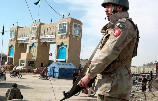 Mueren 30 talibanes y un soldado en un combate en una región tribal paquistaní