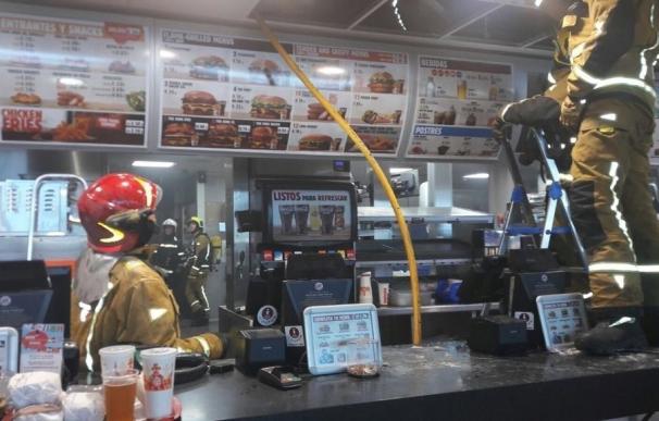 Un incendio en una hamburguesería del aeropuerto obliga a evacuar y cerrar el local