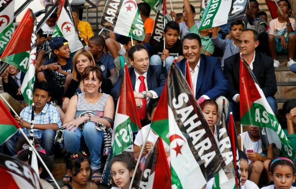 El consejero de Presidencia recibe a los 260 niños saharauis que participan en el programa 'Vacaciones en paz'
