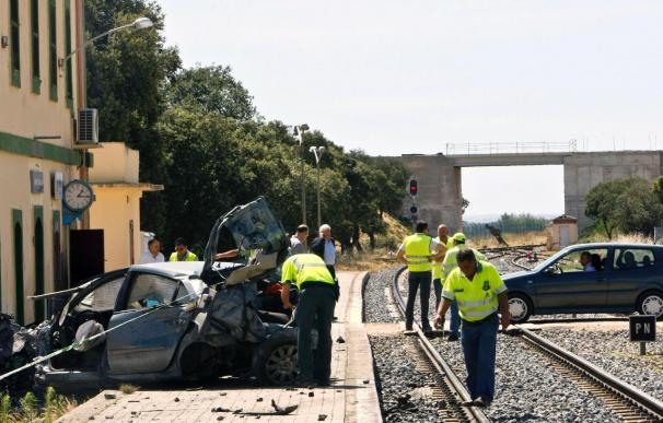 Una niña muerta y cuatro heridos al arrollar un tren a un vehículo en Zamora