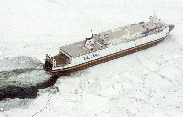 Medio centenar de barcos encallan en el Báltico por el hielo - EFE