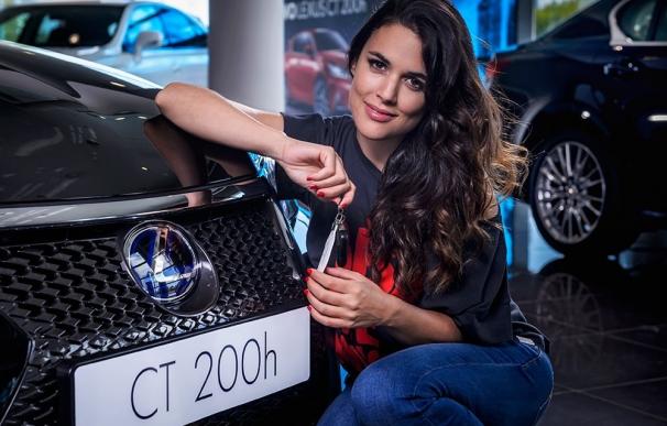 Adriana Ugarte se estrena como conductora a bordo de un Lexus