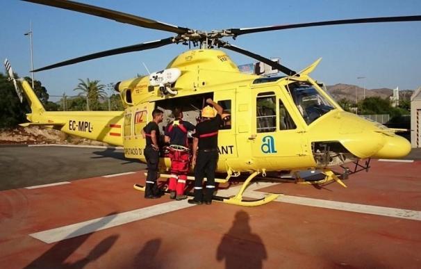 Un helicóptero de bomberos rescata a un escalador tras dos horas colgado en el Morro de Toix de Calp
