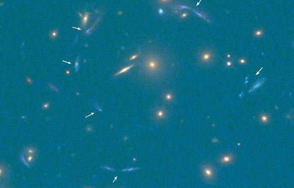 Descubren una galaxia lejana mil veces más luminosa que la Vía Láctea